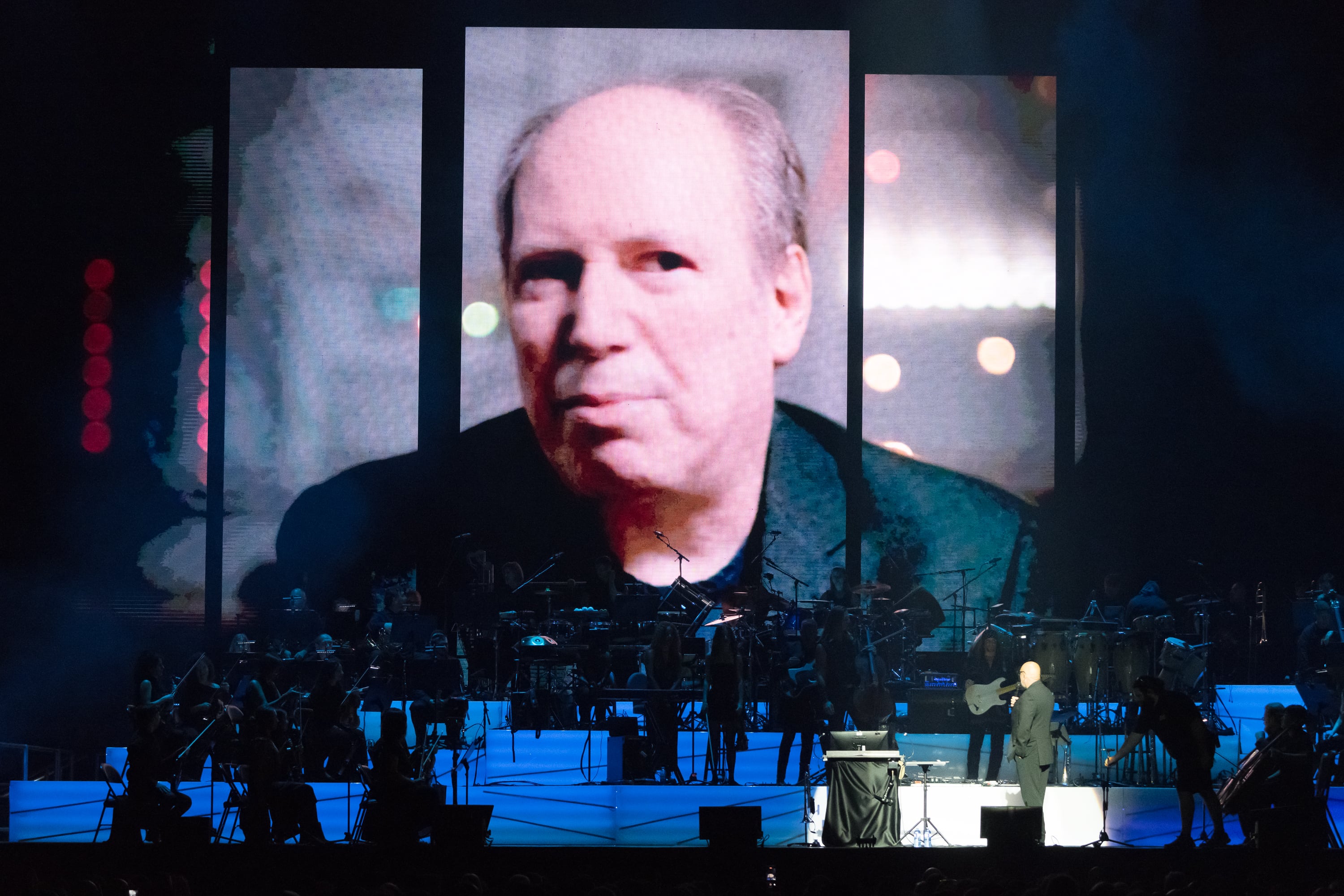 Una pantalla que presenta a Hans Zimmer en su concierto en el Scotiabank Arena el 21 de septiembre de 2025 en Toronto.