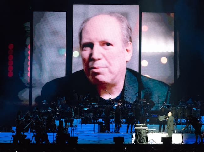 Una pantalla que presenta a Hans Zimmer en su concierto en el Scotiabank Arena el 21 de septiembre de 2025 en Toronto.