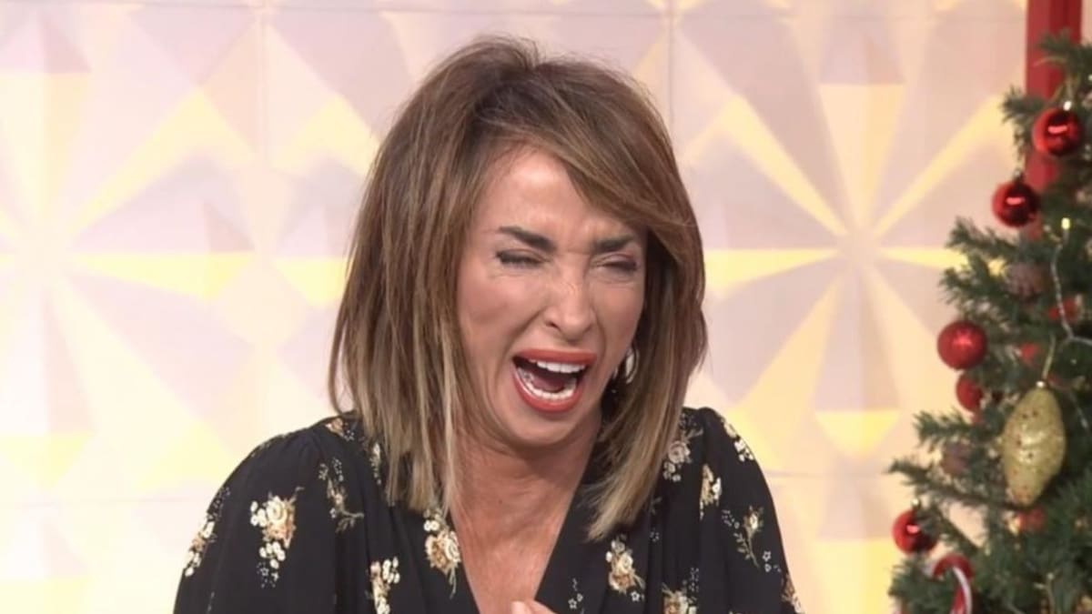A María Patiño le da un ataque de risa ante la aparatosa caída de uno de los reporteros de ‘Socialité’