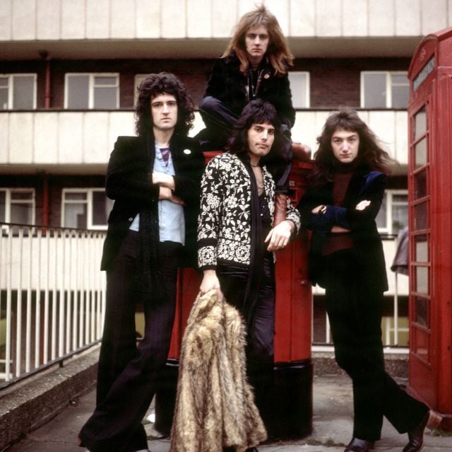 John Deacon, Brian May, Roger Taylor y Freddie Mercury, los miembros de Queen, posando en un retrato de 1973.