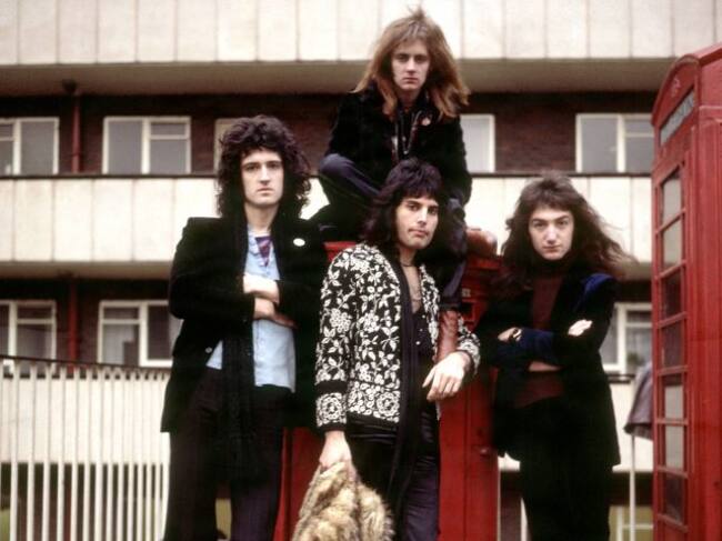 John Deacon, Brian May, Roger Taylor y Freddie Mercury, los miembros de Queen, posando en un retrato de 1973.