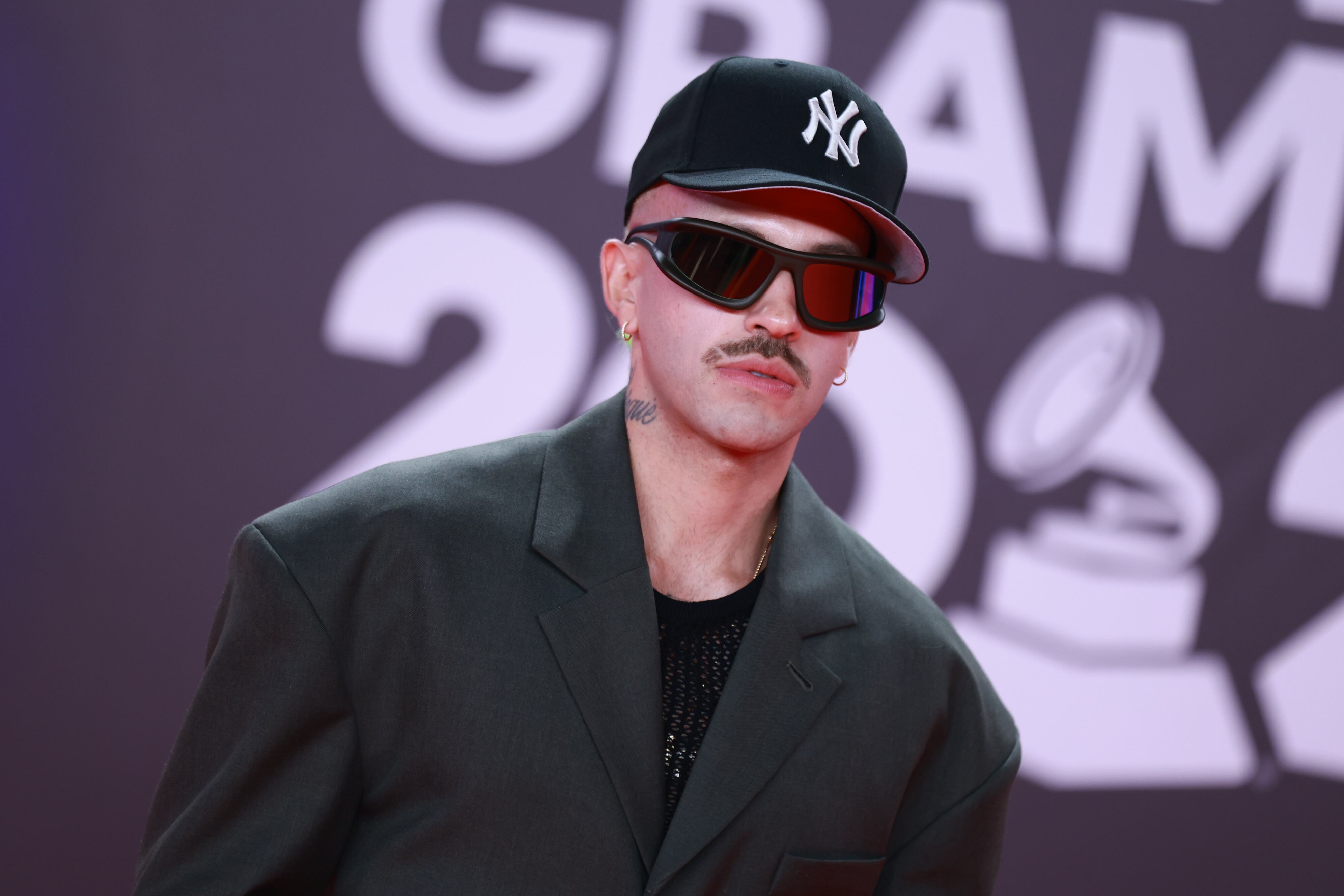 Un lado muy contemporáneo fue el que mostró Feid sobre la alfombra con esa combinación más sport con gafas de lo más modernas...