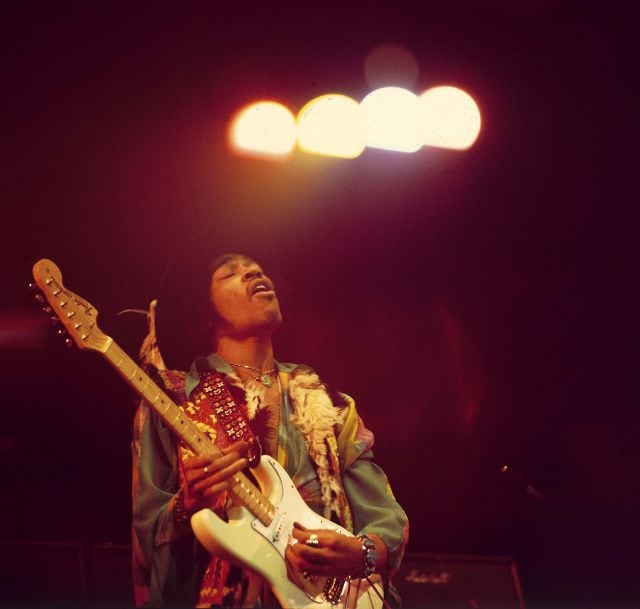 Jimi Hendrix (1942-1970) actúa con su guitarra Stratocaster en el Royal Albert Hall de Londres en 1969.