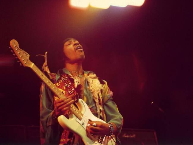 Jimi Hendrix (1942-1970) actúa con su guitarra Stratocaster en el Royal Albert Hall de Londres en 1969.