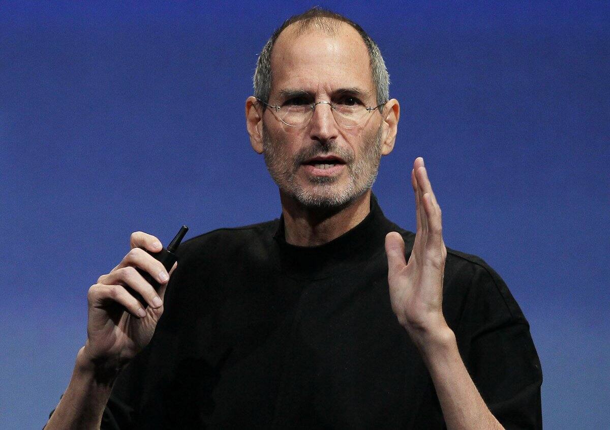 Steve Jobs - Antes de ser dueño de Apple, tuvo que vivir en la calle y vender botellas para salir adelante.