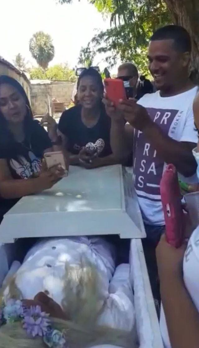 Mujer finge su fueral e invita a sus amigos