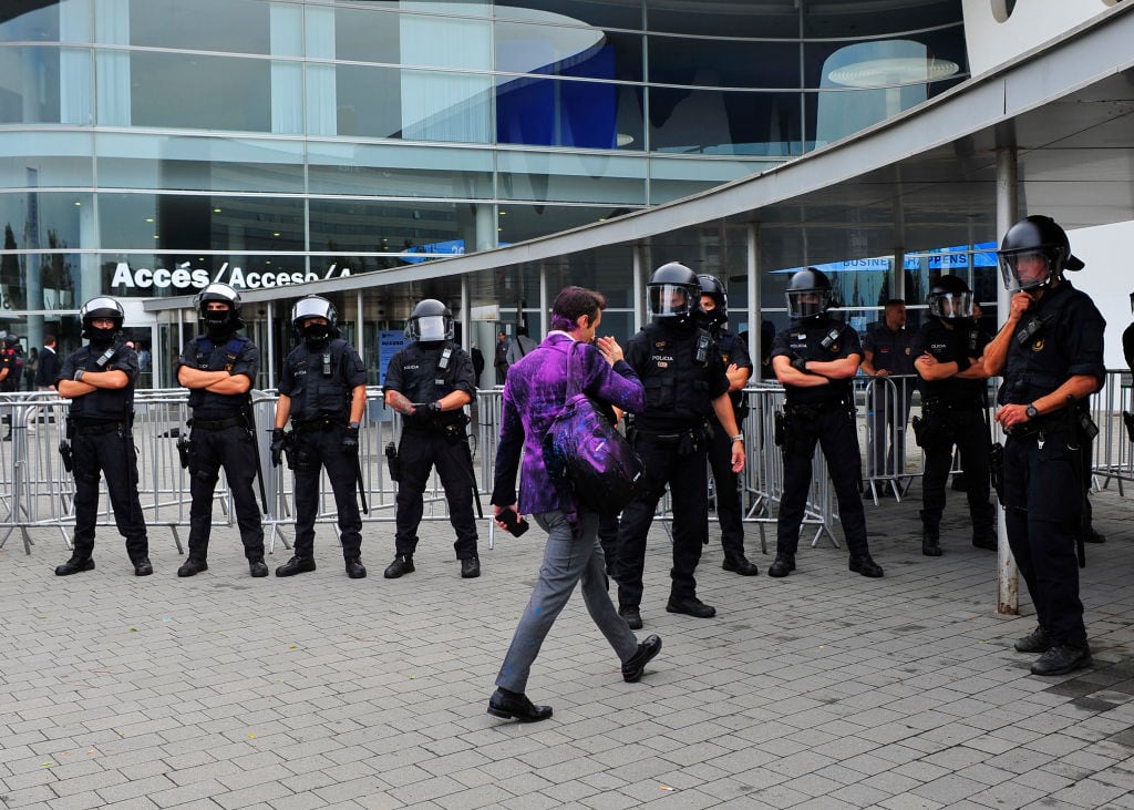 Asistentes a The District tras ser rociados de pintura por parte de los manifestantes. Mario Coll/SOPA Images/LightRocket via Getty Images