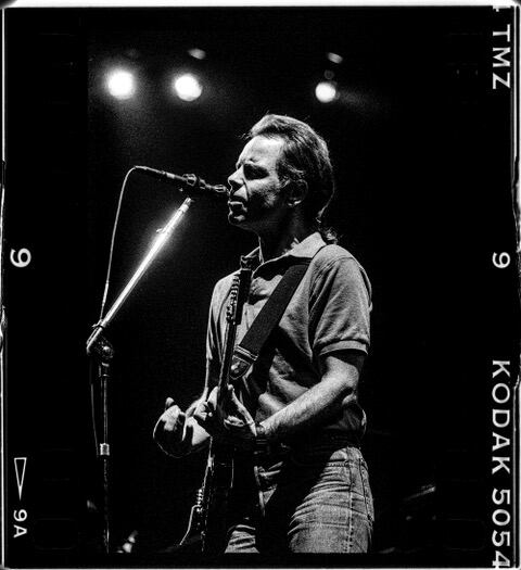 Bob Weir (Grateful Dead) en una actuación en 1990