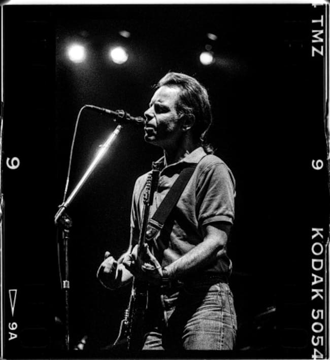 Bob Weir (Grateful Dead) en una actuación en 1990
