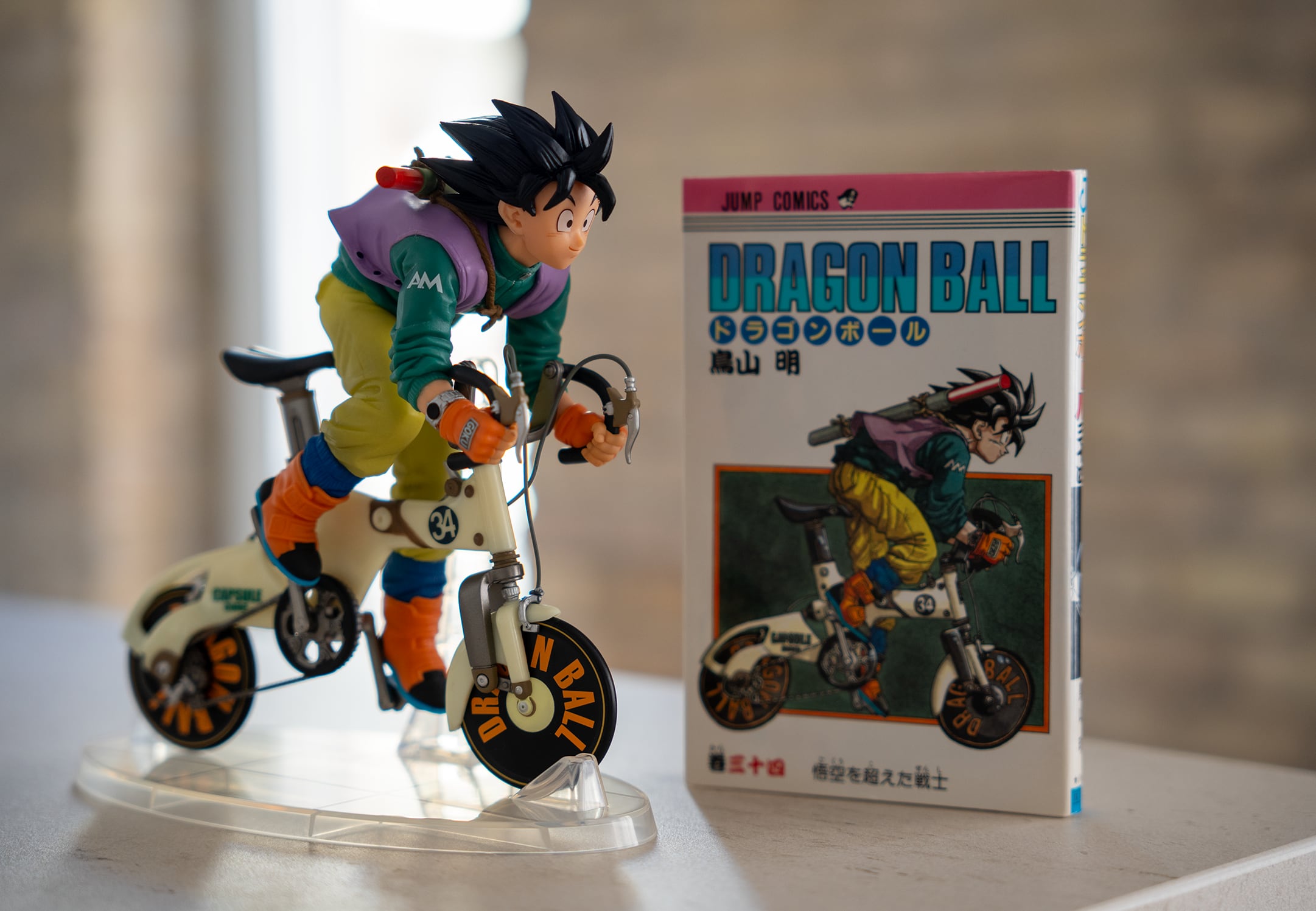 Goku en bicicleta. Figura y portada original.