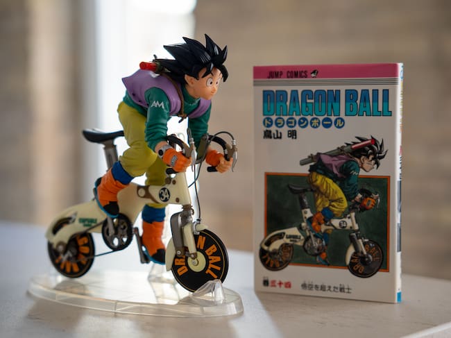Goku en bicicleta. Figura y portada original.