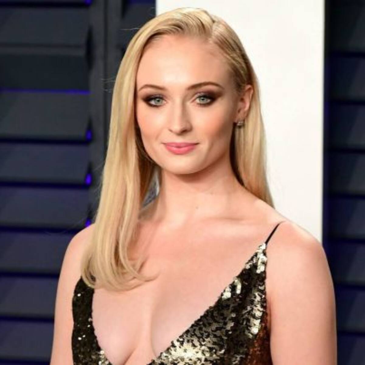 Revista publicó fotografías de Sophie Turner en 'topless' en Ibiza