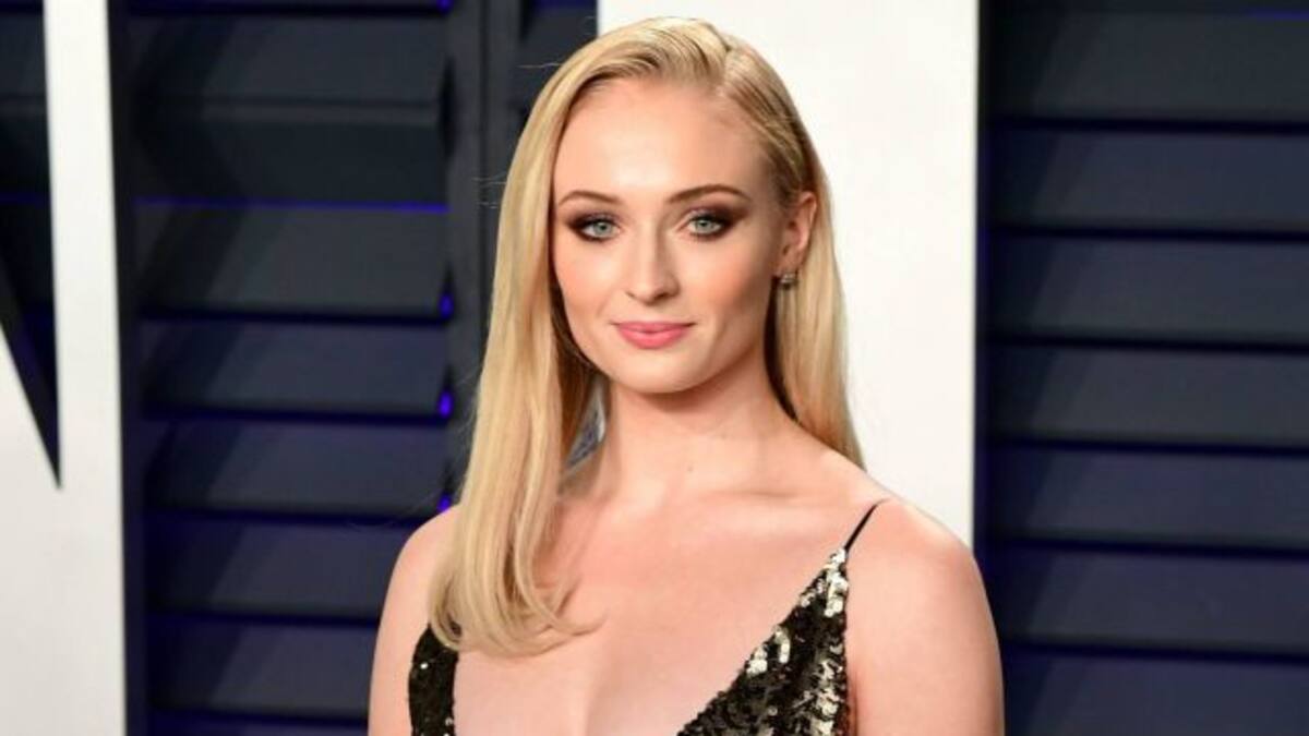 Revista publicó fotografías de Sophie Turner en 'topless' en Ibiza