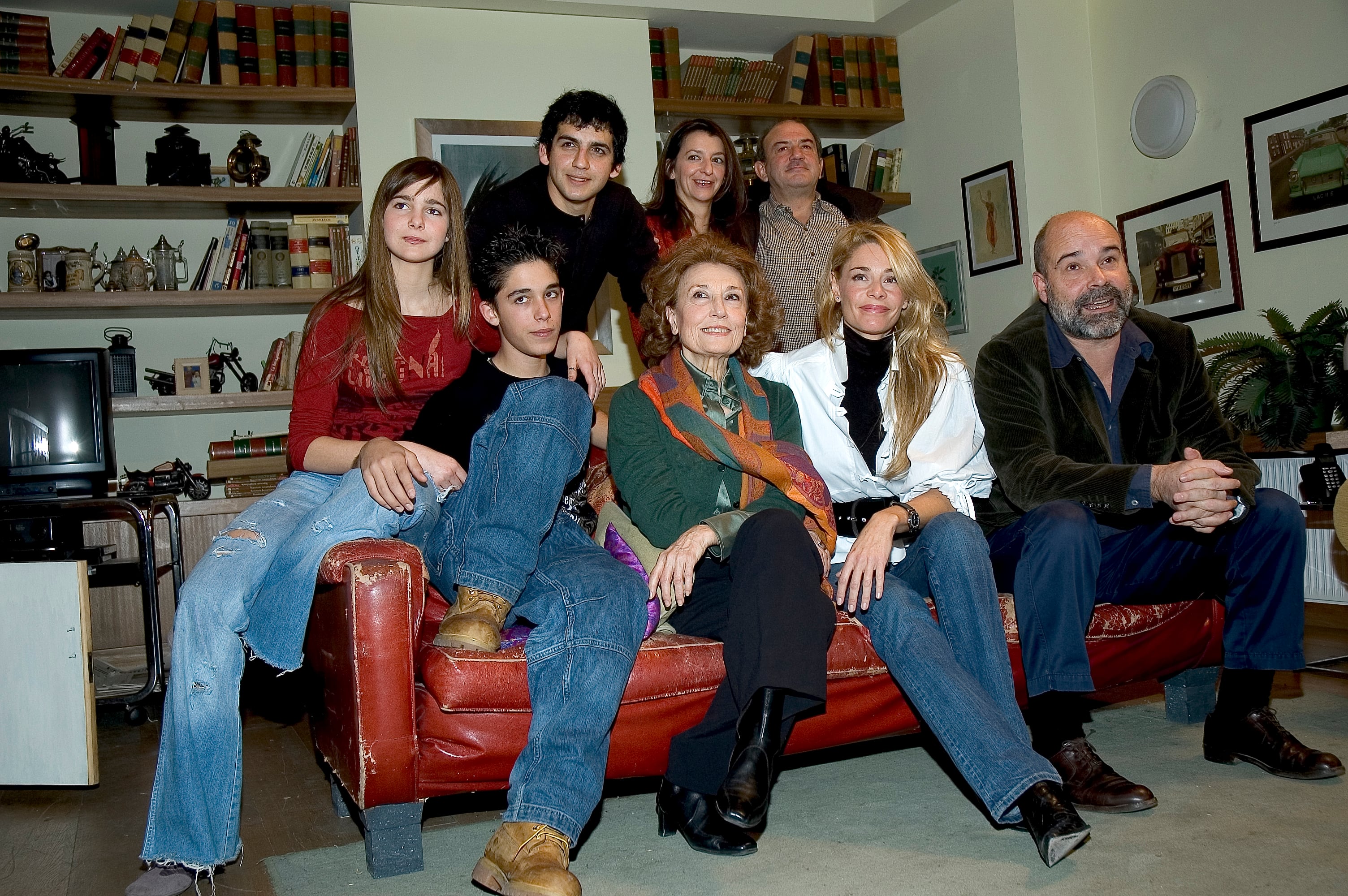 Natalia Sánchez, Fran Perea, Goizalde Núñez, Jesús Bonilla, Víctor Elías, Julia Gutiérrez Caba, Belén Rueda y Antonio Resines en la presentación de nuevos episodios de &#039;Los Serrano&#039; en 2005. / Jose R. Aguirre/Cover/Getty