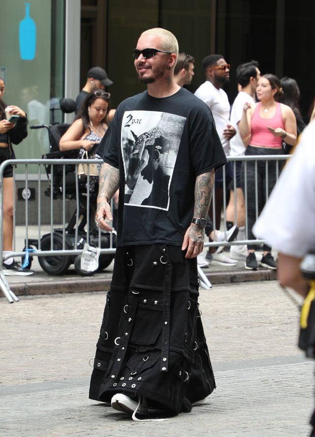 J Balvin acude con falda al desfile de Balenciaga en Nueva York.