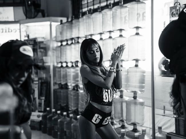 Foto promocional de Nicki Nicole, Tini y Emilia en el videoclip de 'Blackout'