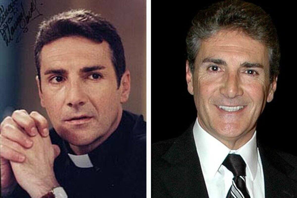 Padre Gabriel Larios Rocha - Manuel Saval interpretó al sacerdote tío de Dulce María. Fue quien la cuidaba en el colegio.