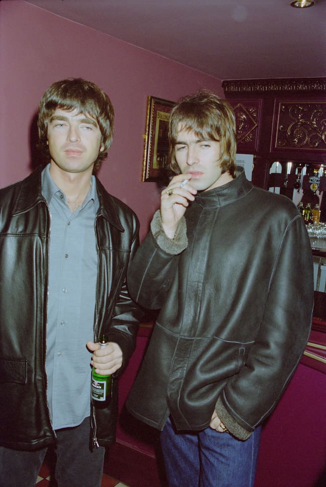 Los músicos británicos Liam y Noel Gallagher, del grupo de rock Oasis, en el Teatro Lyceum para el estreno del espectáculo de Steve Coogan, 'The man who thinks he's it', Londres, Reino Unido, 29 de septiembre de 1998. (Foto de Dave Benett/Getty Images)