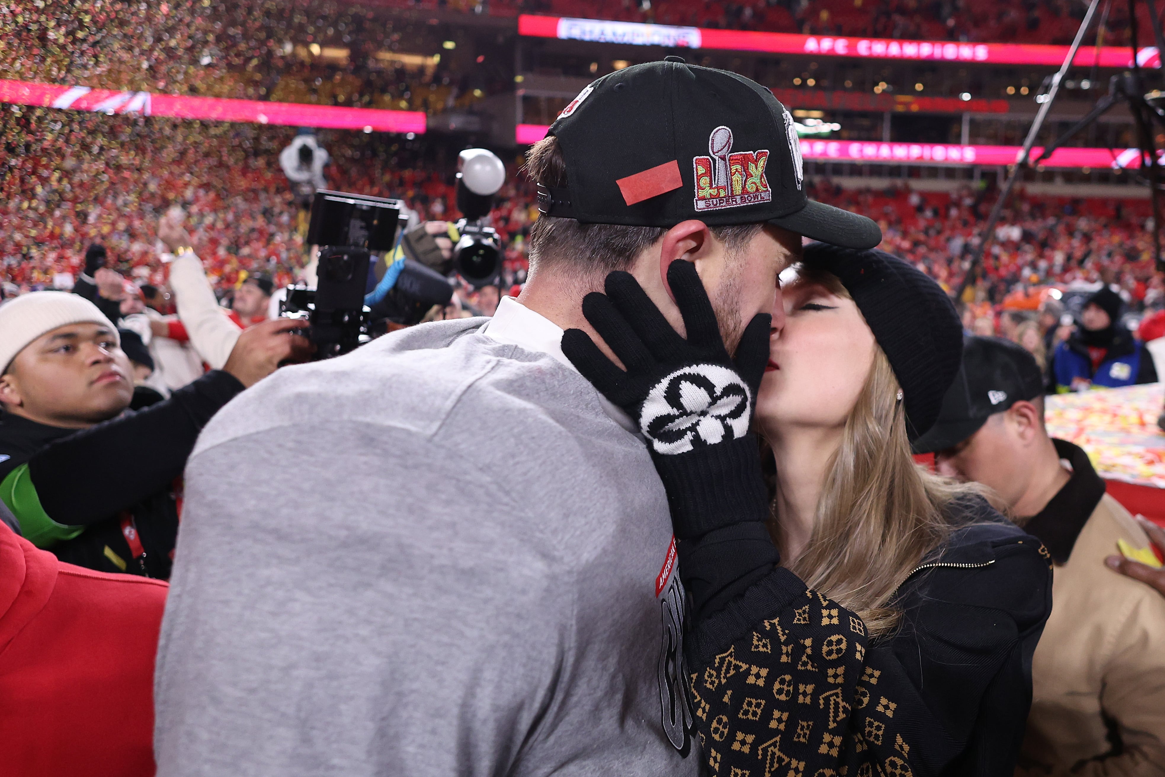 Nuevo beso de Taylor Swift y Travis Kelce tras una gran victoria del Kansas City Chiefs.