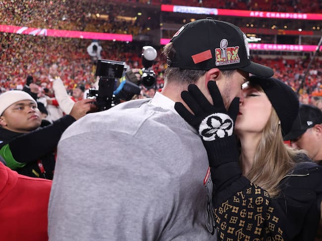 Nuevo beso de Taylor Swift y Travis Kelce tras una gran victoria del Kansas City Chiefs.