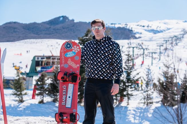 Eric Masip junto a la tabla de snow oficial de Barceló y rodeado de nieve.