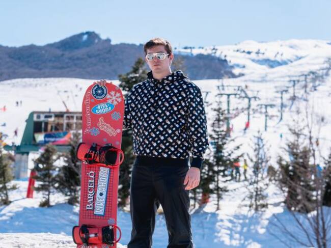 Eric Masip junto a la tabla de snow oficial de Barceló y rodeado de nieve.