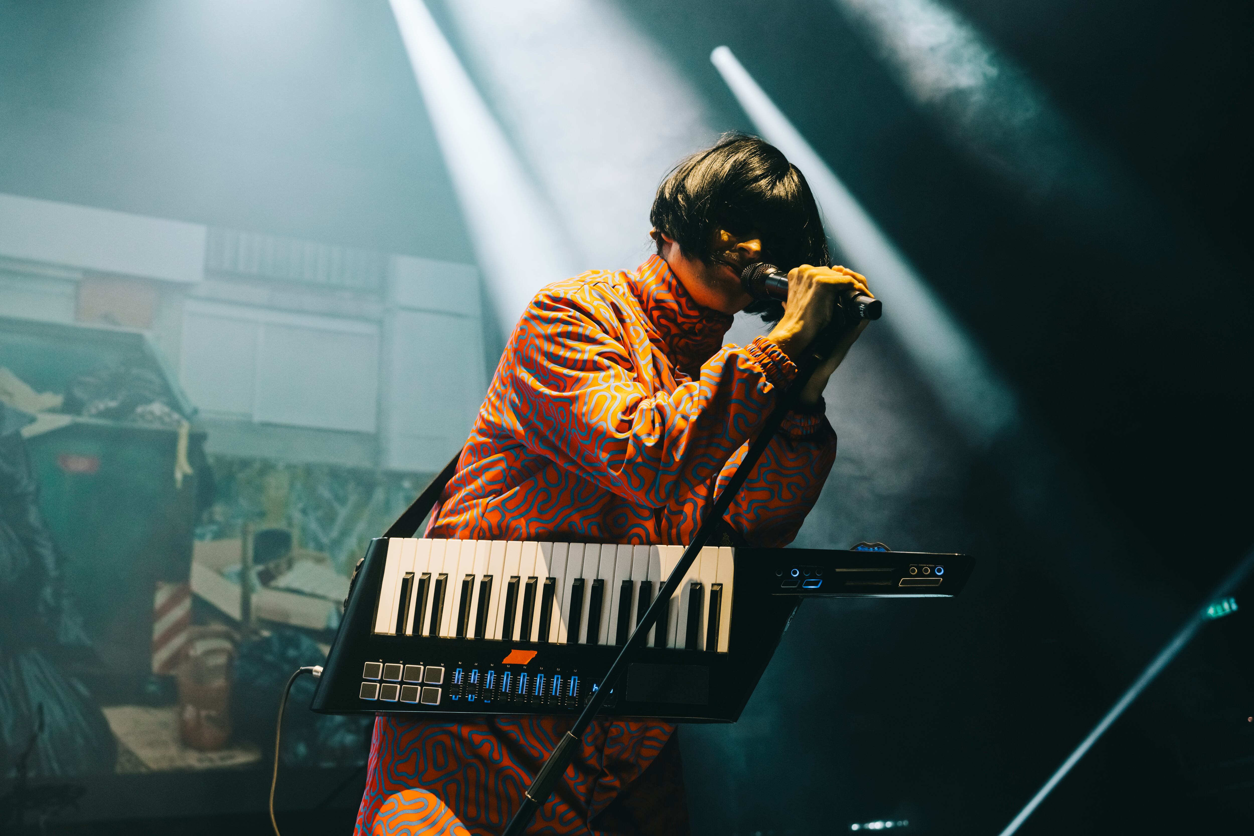 Oliver Tree actúa en el escenario durante su gira Alone in a Crowd en L'Olympia el 1 de noviembre de 2023 en París, Francia.
