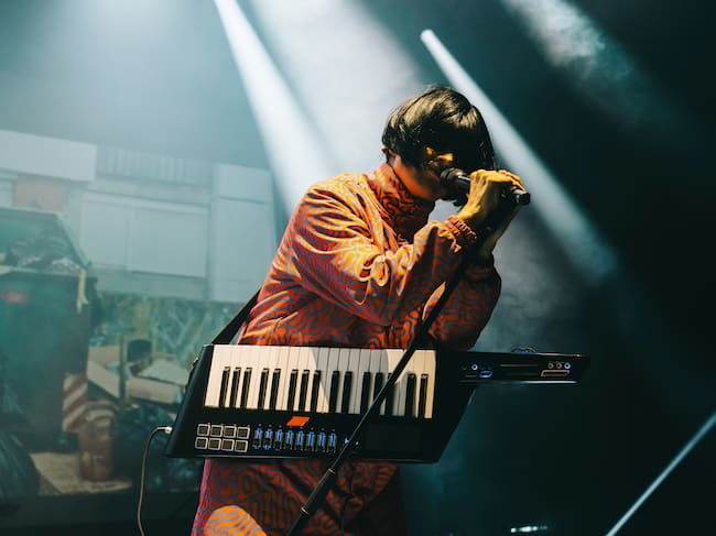 Oliver Tree actúa en el escenario durante su gira Alone in a Crowd en L'Olympia el 1 de noviembre de 2023 en París, Francia.