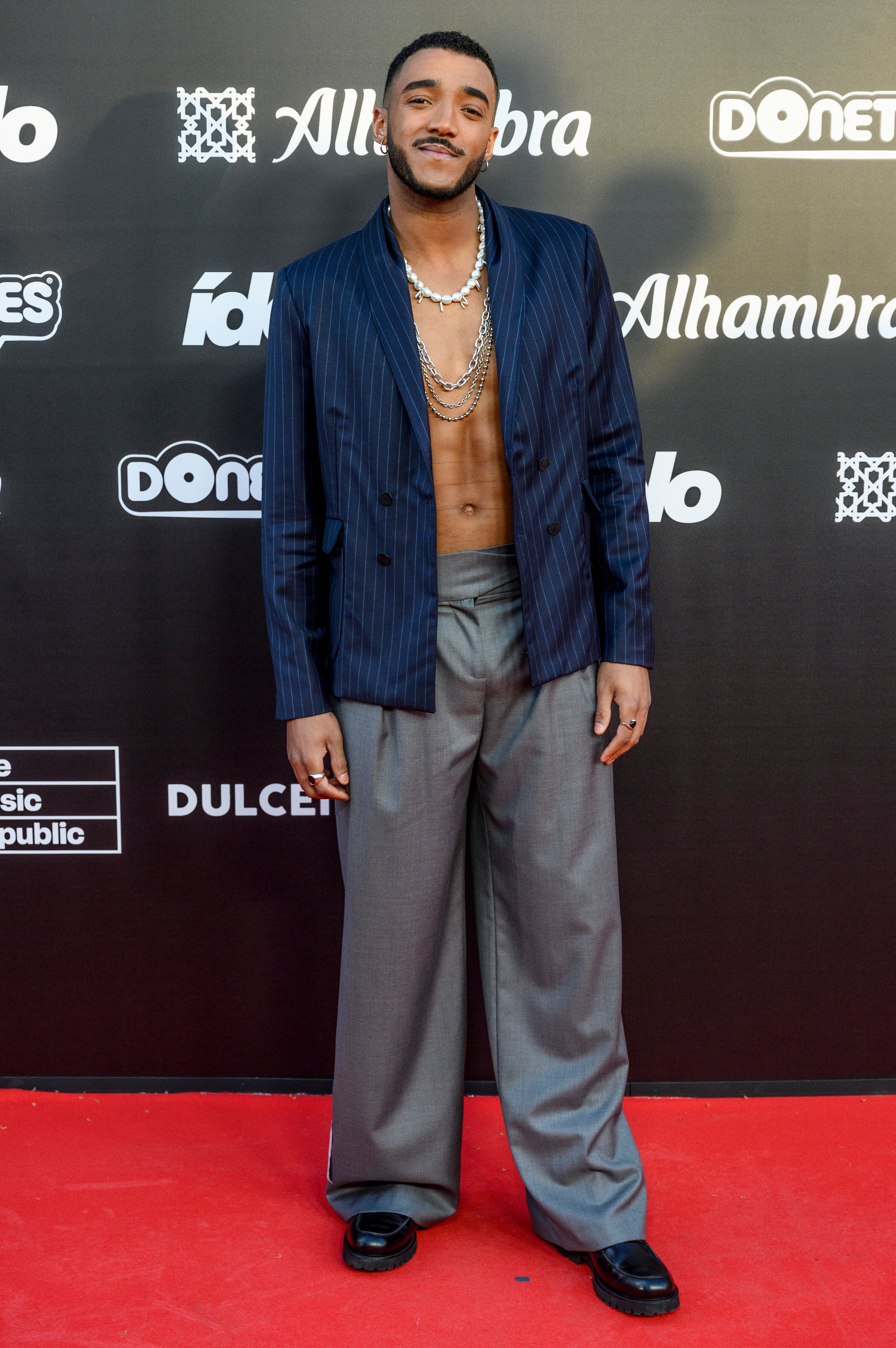 Mientras Ruslana estaba en los Premios Dial Tenerife con Paul Thin, Omar estaba en los Premios Ídolo con más compañeros. Dejó claro que los trajes de chaqueta se pueden combinar, no tienen por qué ser iguales, y las chaquetas se pueden llevar abiertas y sin nada debajo.