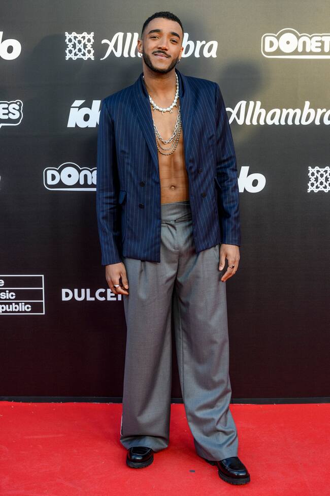 Mientras Ruslana estaba en los Premios Dial Tenerife con Paul Thin, Omar estaba en los Premios Ídolo con más compañeros. Dejó claro que los trajes de chaqueta se pueden combinar, no tienen por qué ser iguales, y las chaquetas se pueden llevar abiertas y sin nada debajo.