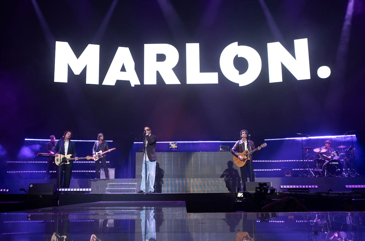 La banda ha convertido el directo en un desahogo colectivo con 'Olvidé Olvidarte' y 'Háblales', dos canciones coreadas de principio a fin por un público entregado.