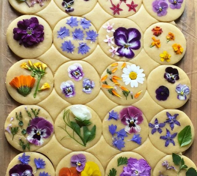 Las galletas con flores comestibles son uno de los regalos más originales que puedes dar