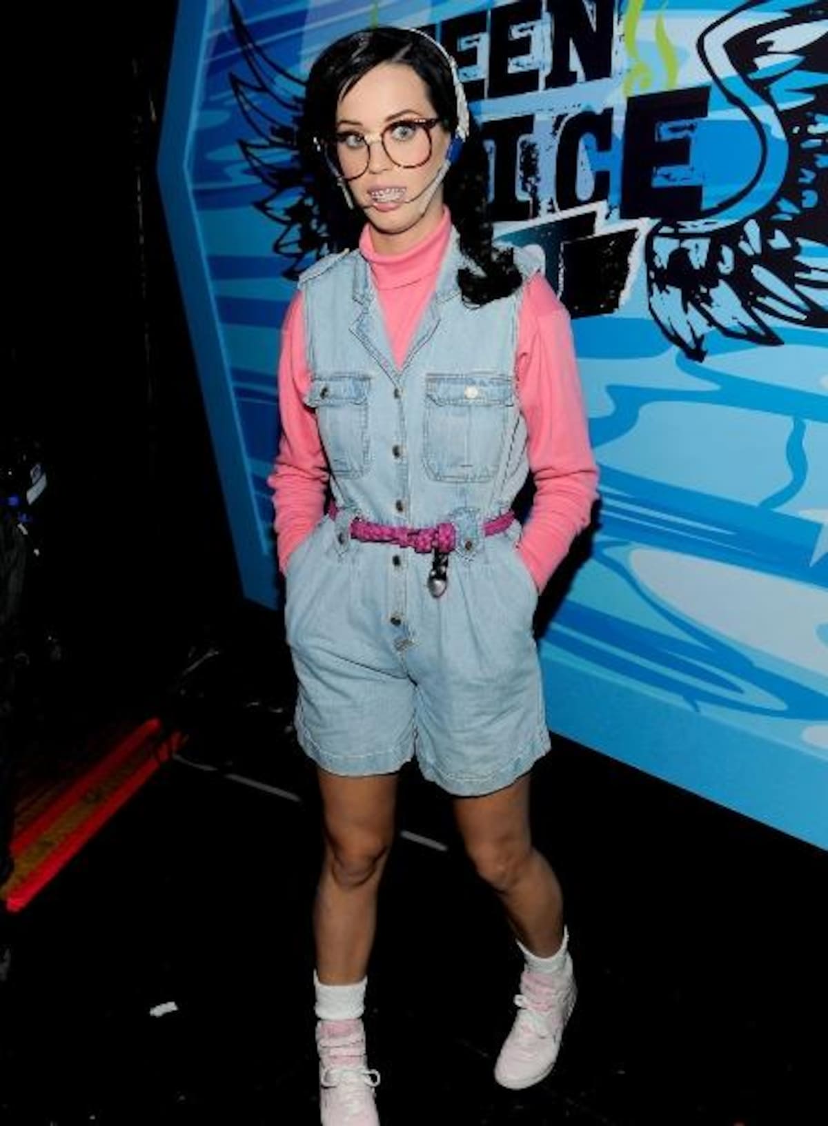 ¡Nunca más te vistas así! Katy Perry en un impulso por convertirse en Betty la fea o Punky Bruster, decidió ponerse este atuendo tan poco favorecedor... ¡ojo! Con brackets incluidos