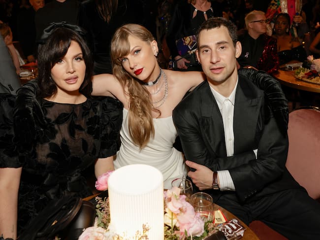 Una gala de este tipo es buen momento para reencontrarse con amigos y está claro que Taylor Swift y Lana del Rey se llevan a las mil maravillas. Lo vimos desde la misma alfombra roja donde no dudaron en posar juntas, el ying y el yang, una de blanco y la otra de negro. Y comparten amistades, como la del también premiado Jack Antonoff.