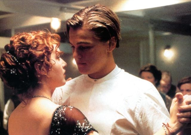 Kate Winslet y Leonardo DiCaprio bailan en una escena de &#039;Titanic&#039;, 1997.