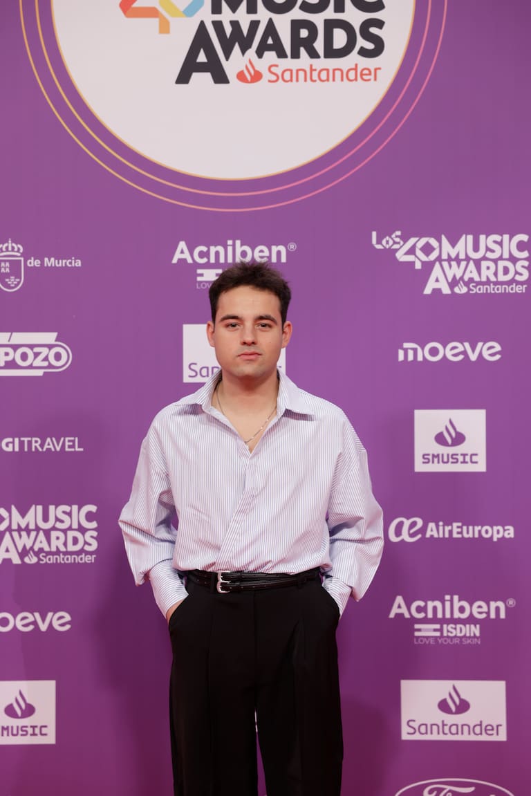 El cantante DePol no ha querido perderse LOS40 Music Awards Santander 2025 con un estilismo muy sofisticado digno de noche de gala.