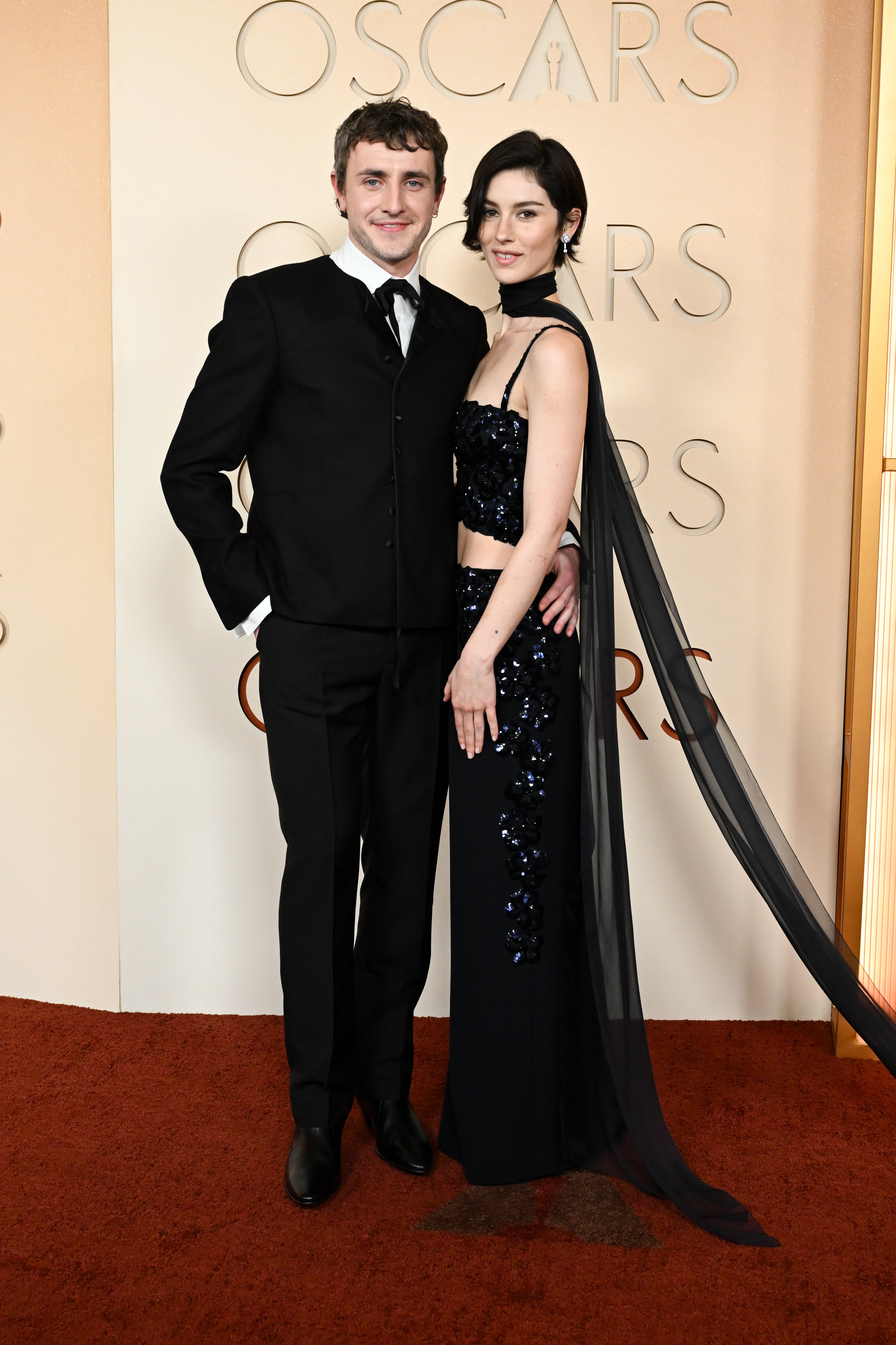 Ya nos hemos acostumbrado este año a ver a la feliz pareja en las alfombras rojas. El actor de Hamnet llegaba con su novia cantante, ambos vestidos de negro.