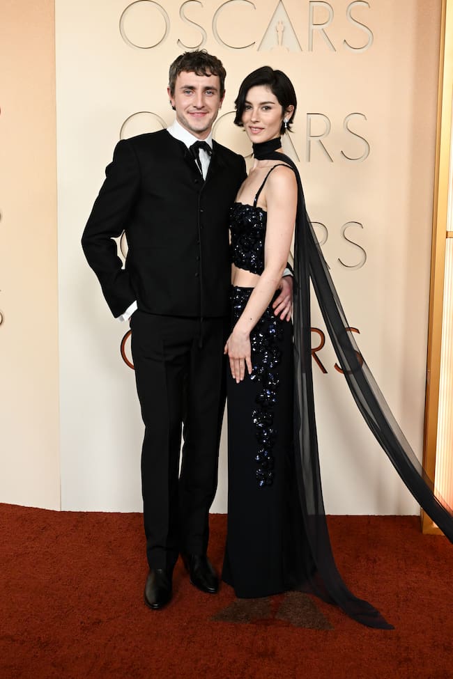 Ya nos hemos acostumbrado este año a ver a la feliz pareja en las alfombras rojas. El actor de Hamnet llegaba con su novia cantante, ambos vestidos de negro.