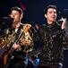 JONAS BROTHERS, C.TANGANA O HARRY STYLES PONEN DE MODA LAS PERLAS