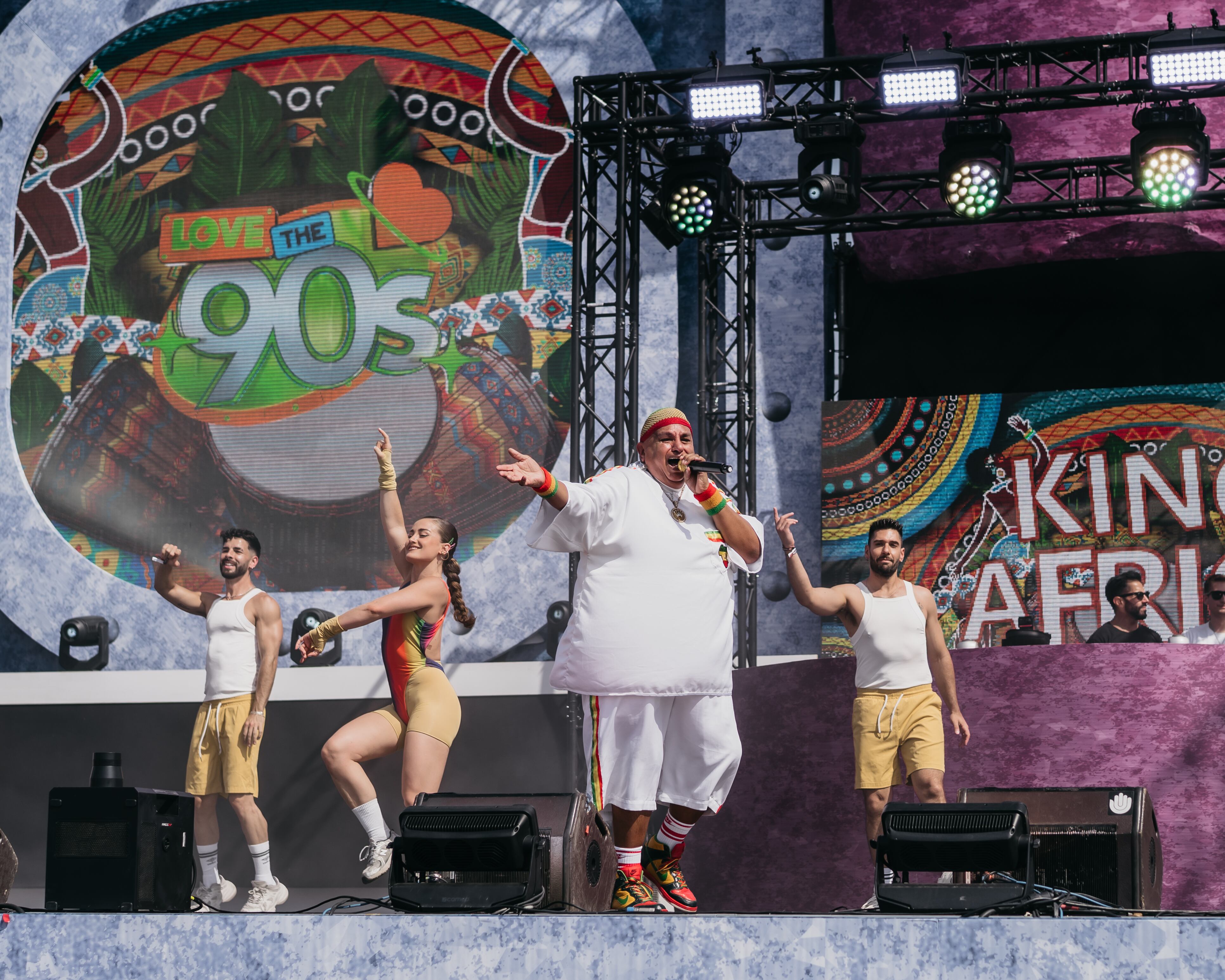 No hay verano que se precie sin King Africa. Sus canciones triunfan en las fiestas desde los 90...