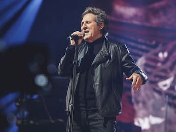 Miguel Ríos protagoniza una aparatosa caída sobre el escenario ante Pedro Almodóvar o Boris Izaguirre