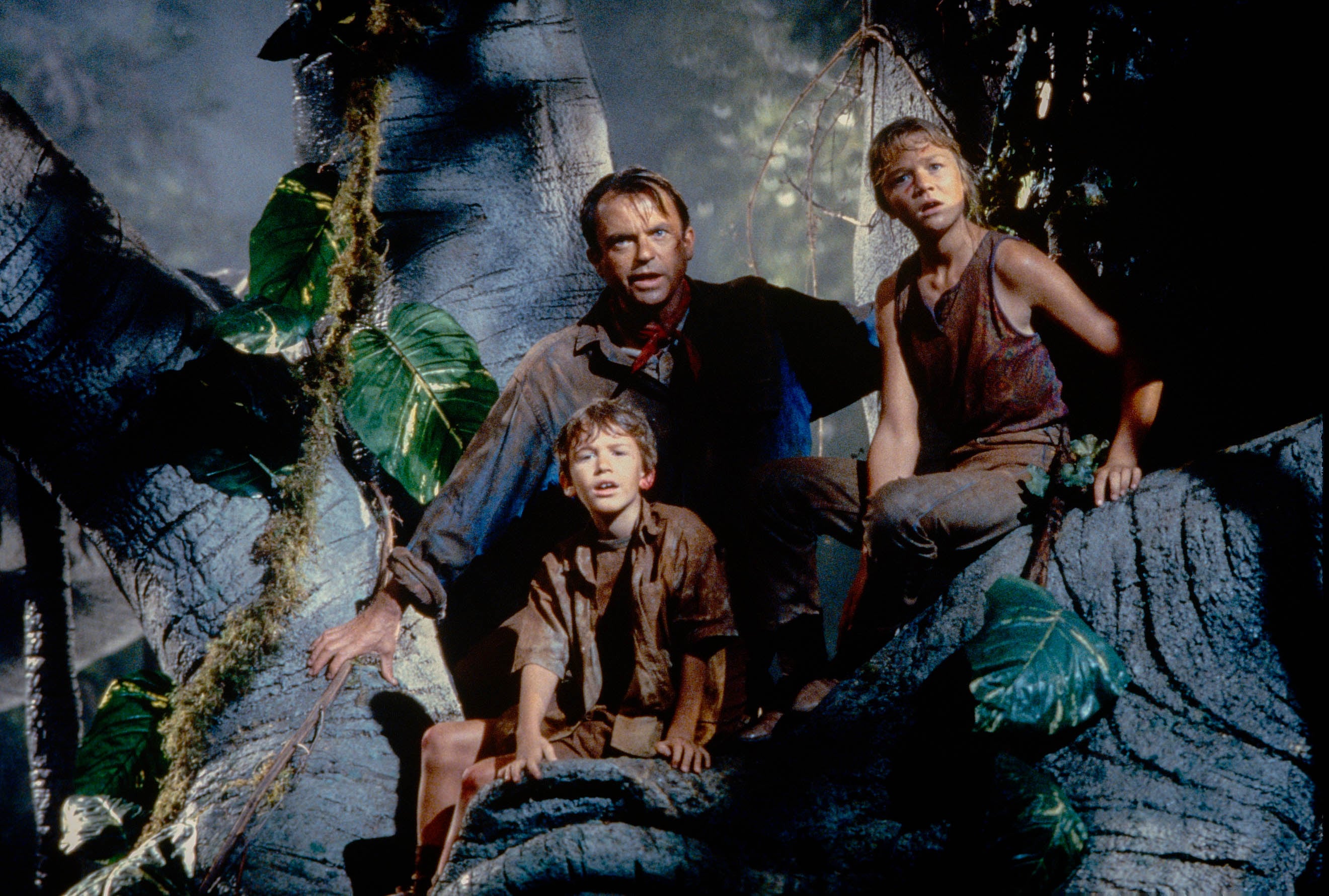 Sam Neill con Joseph Mazzello y Ariana Richards en 'Parque Jurásico', de 1993. / Murray Close/Moviepix/Getty
