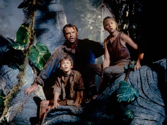Sam Neill con Joseph Mazzello y Ariana Richards en 'Parque Jurásico', de 1993. / Murray Close/Moviepix/Getty