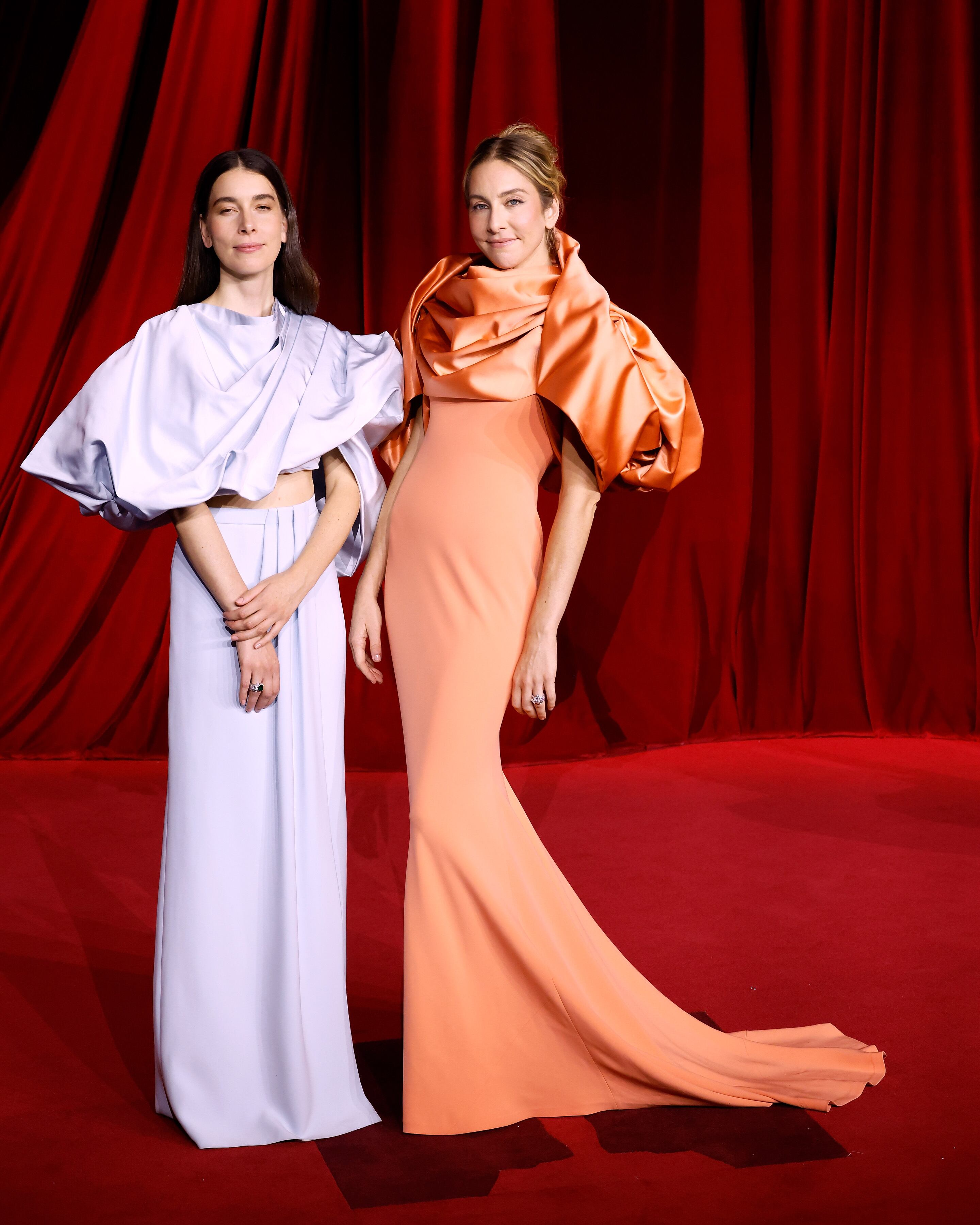 Del ex a las amiguísimas de Taylor Swift. Danielle y Este Haim tampoco faltaron a esta cita llena de celebs con dos propuestas muy esculturales.