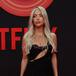 Los mejores vestidos y estilismos de la alfombra roja del 10º aniversario de Netflix con un dress code muy claro