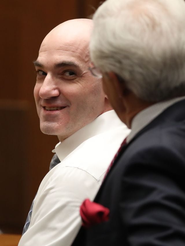 El asesino convicto Michael Gargiulo sonríe durante su juicio en 2019