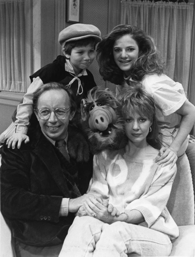 Max Wright, Benji Gregory, Andrea Elson y Anne Shedeen con Alf, reparto de la serie de televisiój &#039;Alf&#039; de NBC.