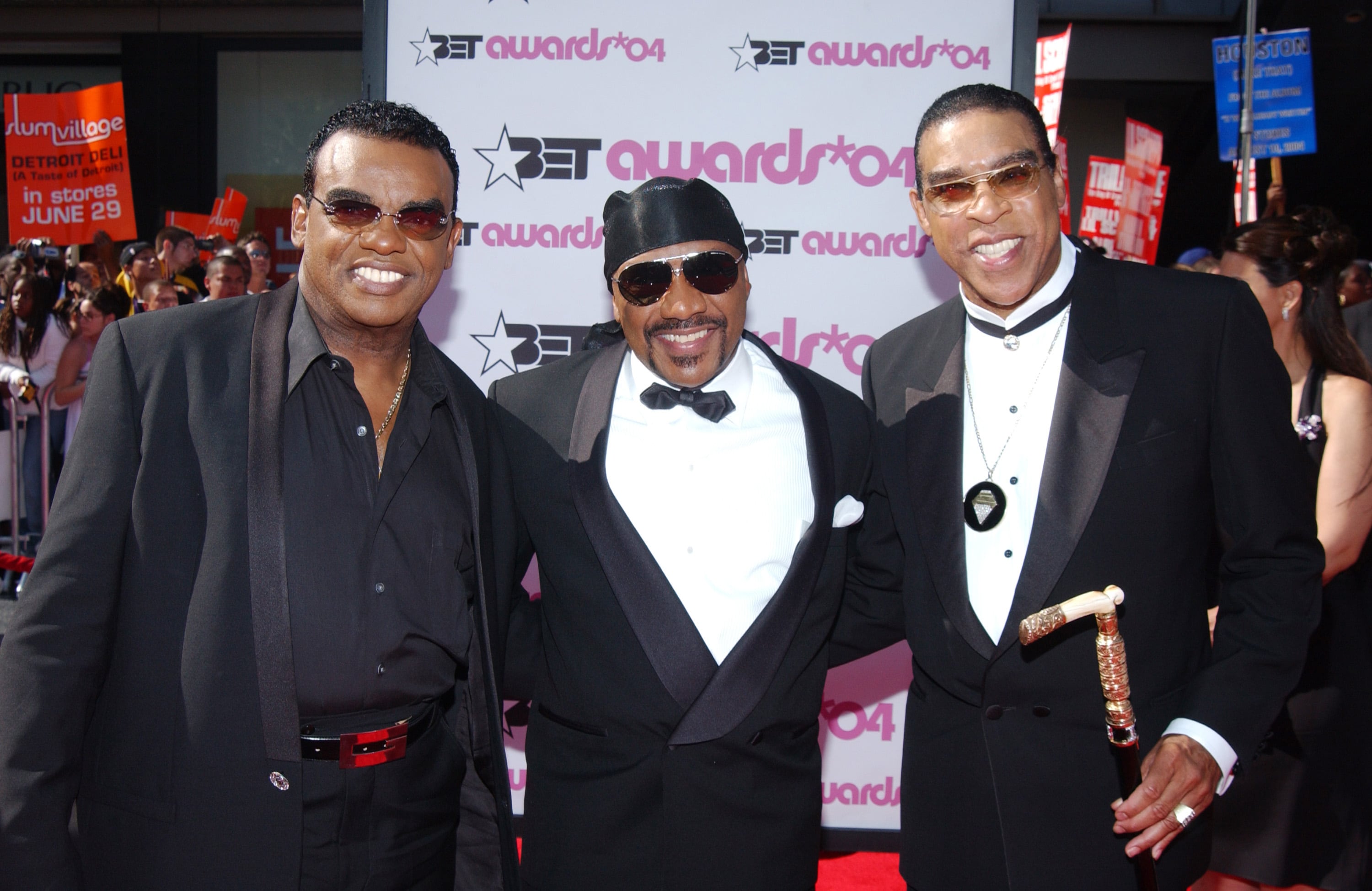 Ronald, Ernie y Rudolph Isley en la cuarta edición de los premios BET en 2004.