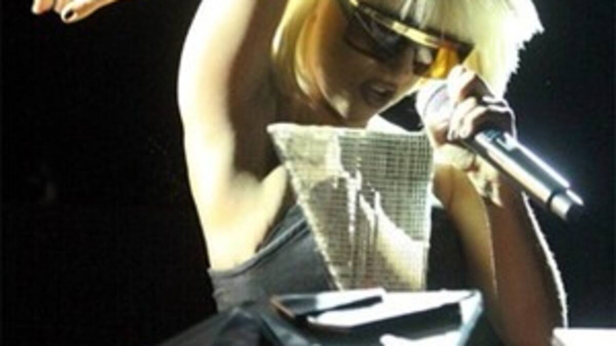 Lady gaga canta una impresionante Born this way en el backstage