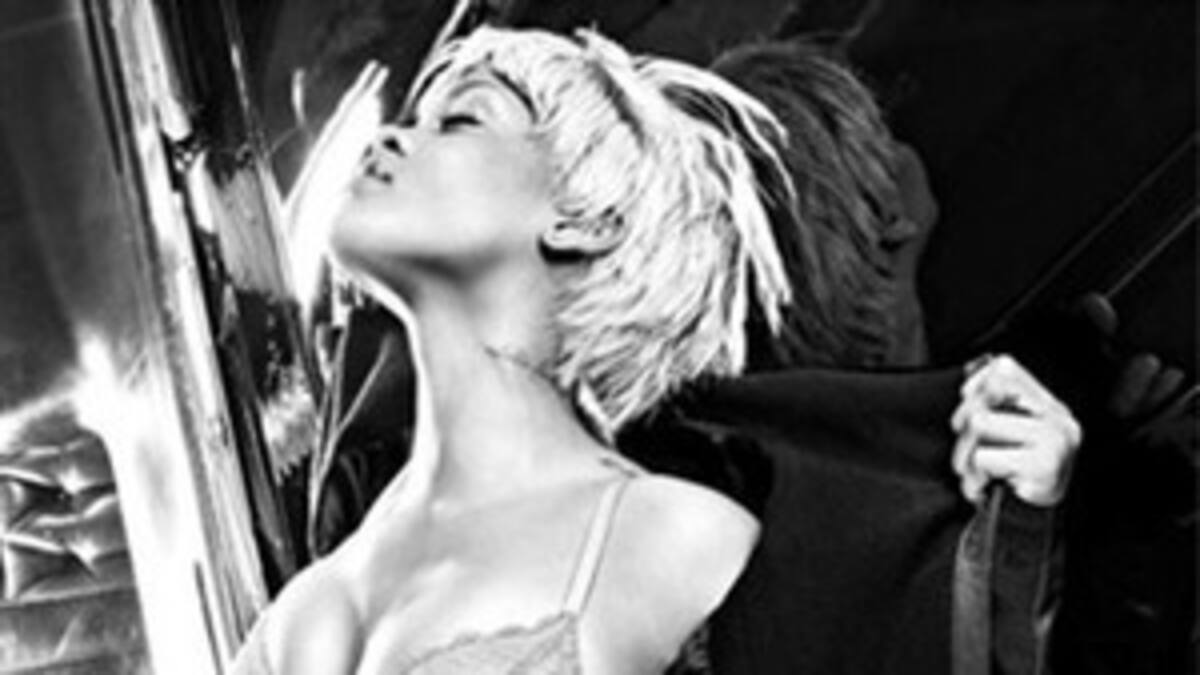 Rihanna, de rubia explosiva en su nuevo anuncio